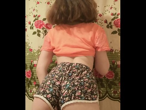 ❤️ 性感的年轻宝贝在镜头前脱下她的短裤 ❤ Anal porn